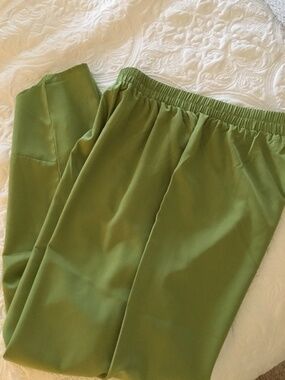 Green cropped elastic waist pants (M)